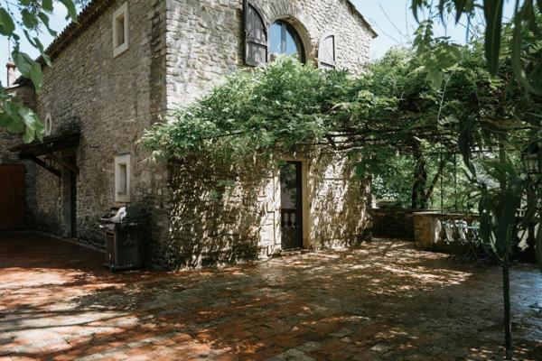 SAINT AMBROIX - DOMAINE - ANCIENNES FILATURES RÉHABILITÉES - 15 PIÈCES - 650 M² HABITABLES - 3,9 HECTARES - PISCINE - SOURCE - 1 000 000 