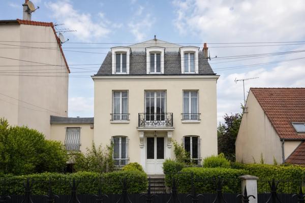 Maison
         8 pièces
        - 336 m² Exclusivité 720 000 € *