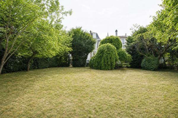 Maison
         8 pièces
        - 336 m² Exclusivité 720 000 € *