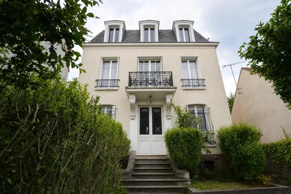 Maison
         8 pièces
        - 336 m² Exclusivité 720 000 € *