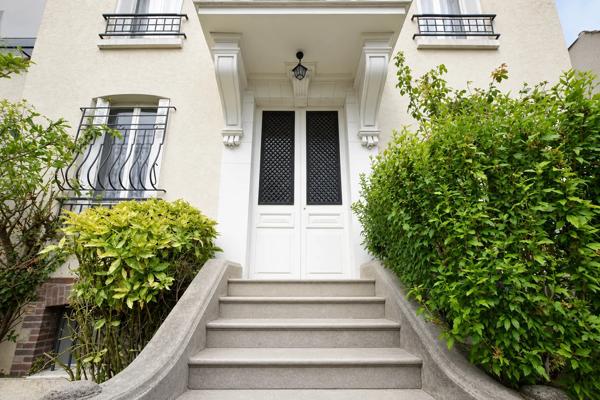 Maison
         8 pièces
        - 336 m² Exclusivité 720 000 € *