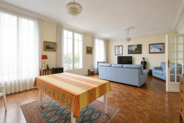 Maison
         8 pièces
        - 336 m² Exclusivité 720 000 € *