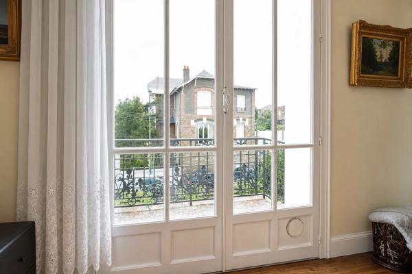 Maison
         8 pièces
        - 336 m² Exclusivité 720 000 € *