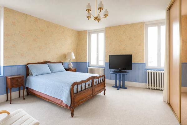 Maison
         8 pièces
        - 336 m² Exclusivité 720 000 € *