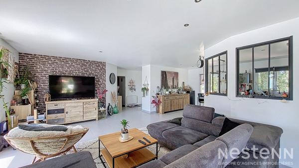 A Vendre Maison contemporaine de cinq pièces avec piscine et jardin clôturé de 1 500 m²