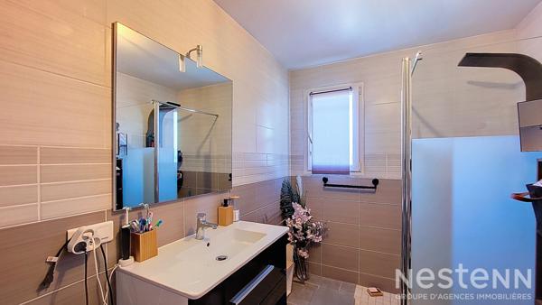 A Vendre Maison contemporaine de cinq pièces avec piscine et jardin clôturé de 1 500 m²