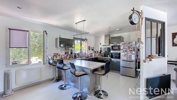 A Vendre Maison contemporaine de cinq pièces avec piscine et jardin clôturé de 1 500 m²