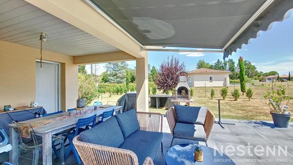 A Vendre Maison contemporaine de cinq pièces avec piscine et jardin clôturé de 1 500 m²