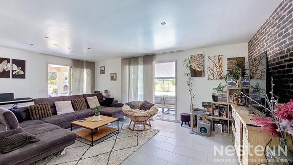 A Vendre Maison contemporaine de cinq pièces avec piscine et jardin clôturé de 1 500 m²