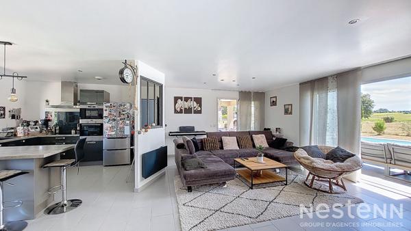 A Vendre Maison contemporaine de cinq pièces avec piscine et jardin clôturé de 1 500 m²