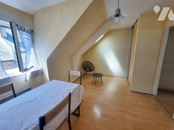 Au centre de Cancale, au deuxième et dernier étage, dans une petite copropriété, appartement co...