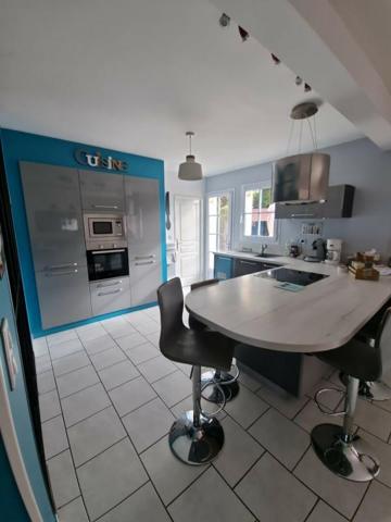 PAVILLON 5 ou 6 chambres, bureau, piscine couverte et chauffée