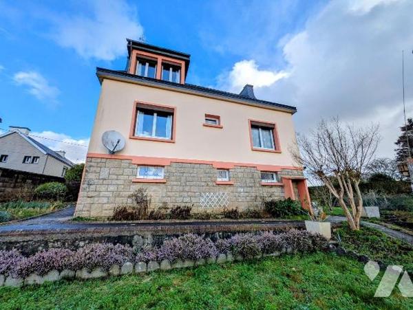 Quimperlé, maison individuelle composée comme suit:
Rez-de-chaussée: entrée sous véranda, cuis...