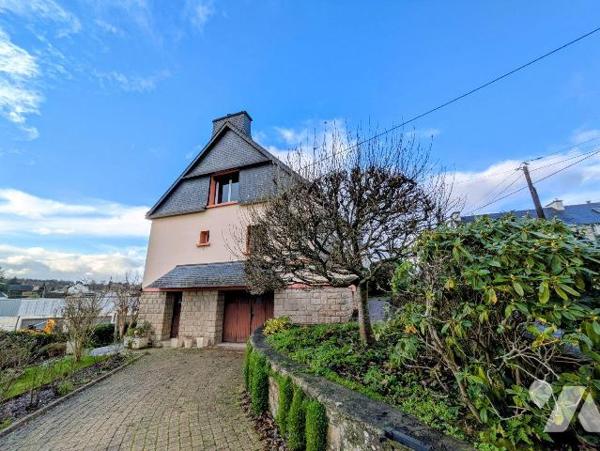 Quimperlé, maison individuelle composée comme suit:
Rez-de-chaussée: entrée sous véranda, cuis...