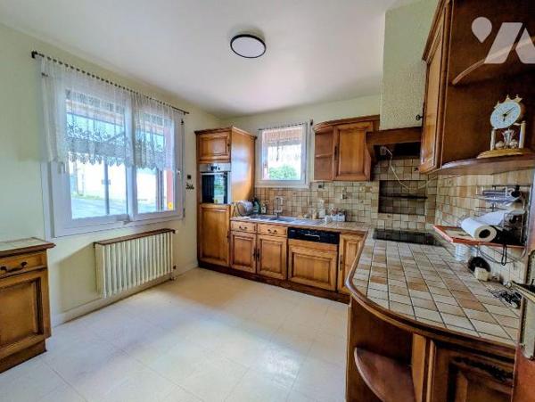 Quimperlé, maison individuelle composée comme suit:
Rez-de-chaussée: entrée sous véranda, cuis...