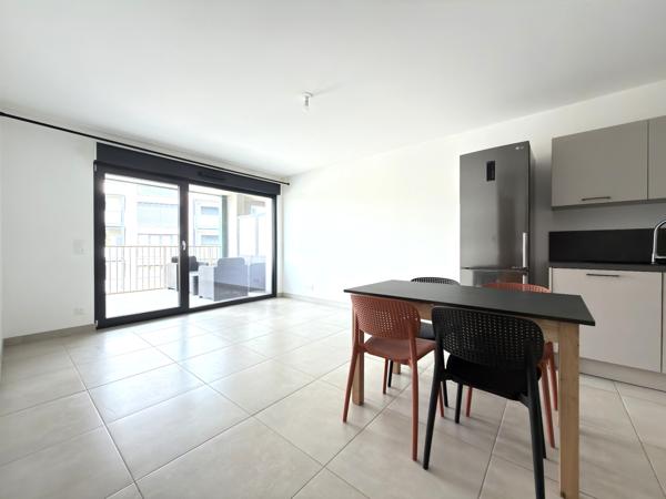 Location à Uckange 44 m², 2 pièces, 1 chambre une place de parking privé, 500m de la gare