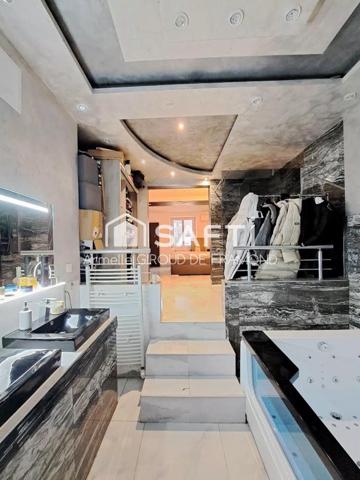 Située aux pieds des Vosges à Uffoltz (68700), cette grande maison familiale rénovée en 2020 de 177m2, 8 pièces sur 162 m2 de terrain avec 2 terrasses et une place de parking extérieure.