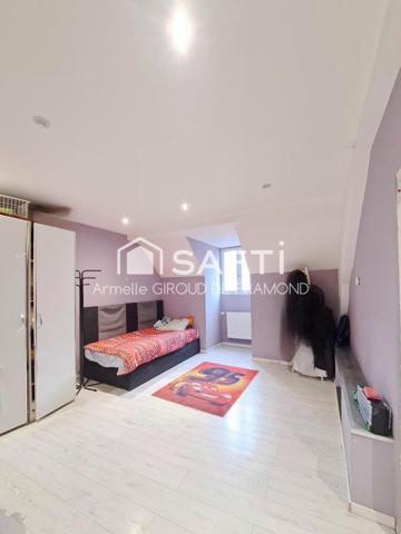 Située aux pieds des Vosges à Uffoltz (68700), cette grande maison familiale rénovée en 2020 de 177m2, 8 pièces sur 162 m2 de terrain avec 2 terrasses et une place de parking extérieure.