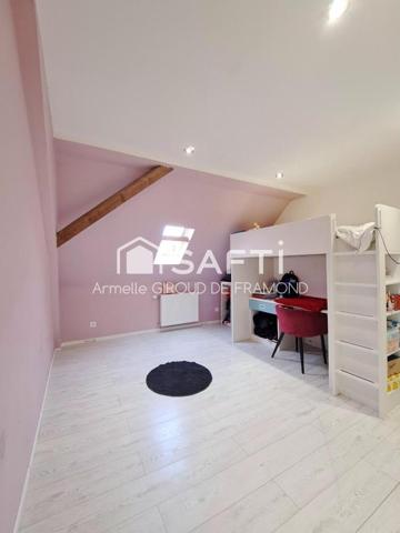 Située aux pieds des Vosges à Uffoltz (68700), cette grande maison familiale rénovée en 2020 de 177m2, 8 pièces sur 162 m2 de terrain avec 2 terrasses et une place de parking extérieure.