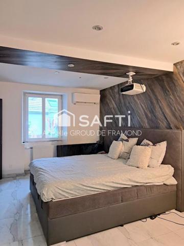 Située aux pieds des Vosges à Uffoltz (68700), cette grande maison familiale rénovée en 2020 de 177m2, 8 pièces sur 162 m2 de terrain avec 2 terrasses et une place de parking extérieure.