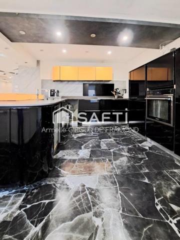 Située aux pieds des Vosges à Uffoltz (68700), cette grande maison familiale rénovée en 2020 de 177m2, 8 pièces sur 162 m2 de terrain avec 2 terrasses et une place de parking extérieure.