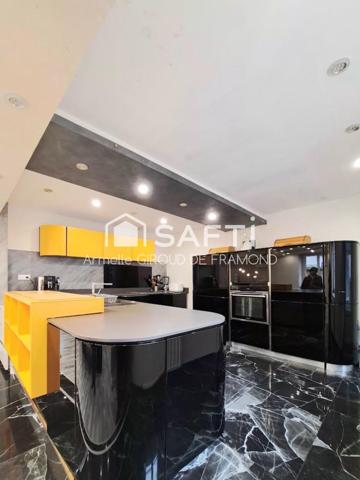 Située aux pieds des Vosges à Uffoltz (68700), cette grande maison familiale rénovée en 2020 de 177m2, 8 pièces sur 162 m2 de terrain avec 2 terrasses et une place de parking extérieure.