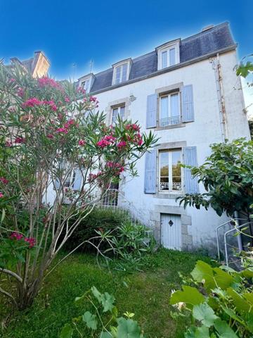 Immeuble composé de 4 appartements en centre-ville, commerces et écoles à pied.
