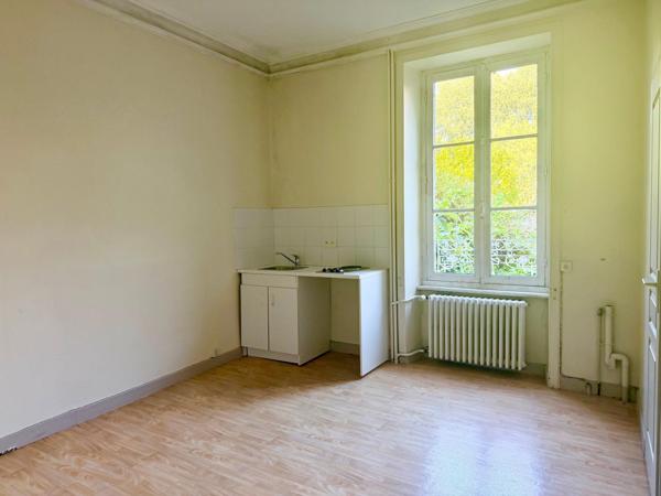 Immeuble composé de 4 appartements en centre-ville, commerces et écoles à pied.