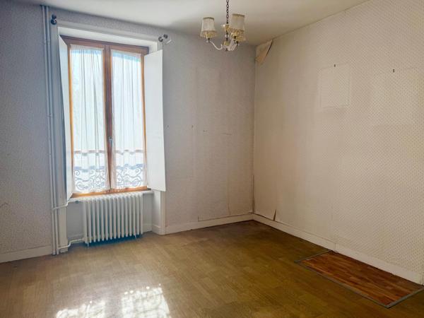 Immeuble composé de 4 appartements en centre-ville, commerces et écoles à pied.