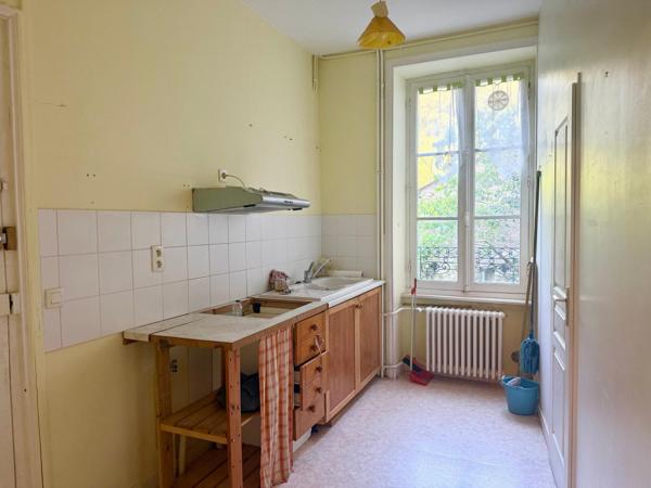 Immeuble composé de 4 appartements en centre-ville, commerces et écoles à pied.