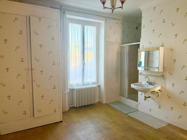 Immeuble composé de 4 appartements en centre-ville, commerces et écoles à pied.