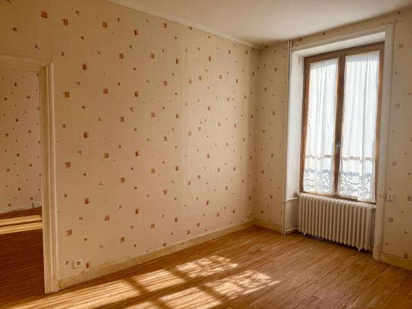 Immeuble composé de 4 appartements en centre-ville, commerces et écoles à pied.