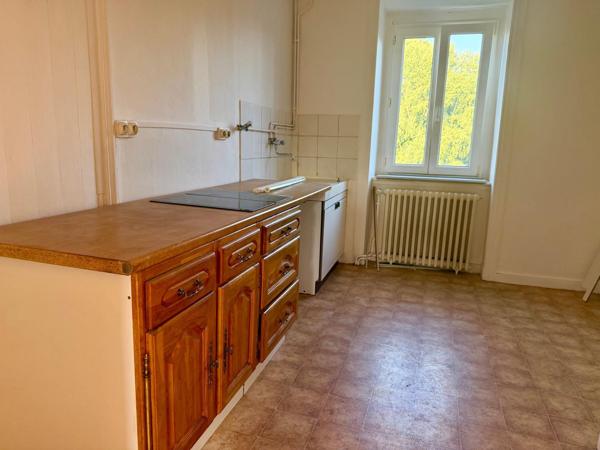 Immeuble composé de 4 appartements en centre-ville, commerces et écoles à pied.