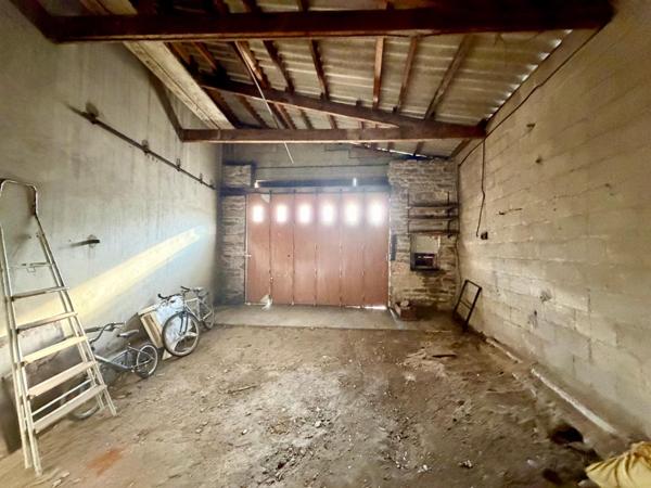 Immeuble composé de 4 appartements en centre-ville, commerces et écoles à pied.