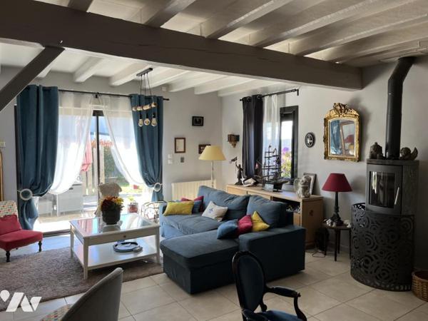 TREILLIERES, proche du centre. Maison de 8 pièces sur 2 niveaux avec 2 garages sur 702 m². Libre 