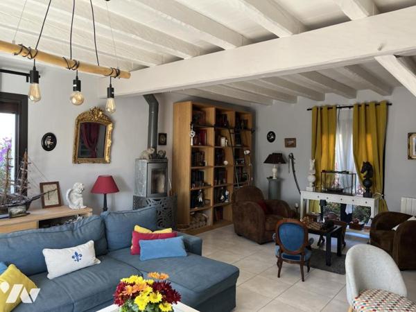 TREILLIERES, proche du centre. Maison de 8 pièces sur 2 niveaux avec 2 garages sur 702 m². Libre 