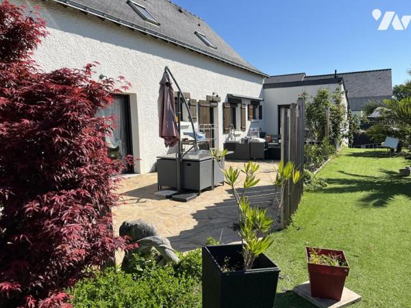 TREILLIERES, proche du centre. Maison de 8 pièces sur 2 niveaux avec 2 garages sur 702 m². Libre 