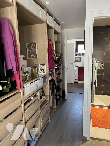 TREILLIERES, proche du centre. Maison de 8 pièces sur 2 niveaux avec 2 garages sur 702 m². Libre 