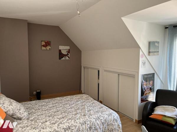 TREILLIERES, proche du centre. Maison de 8 pièces sur 2 niveaux avec 2 garages sur 702 m². Libre 