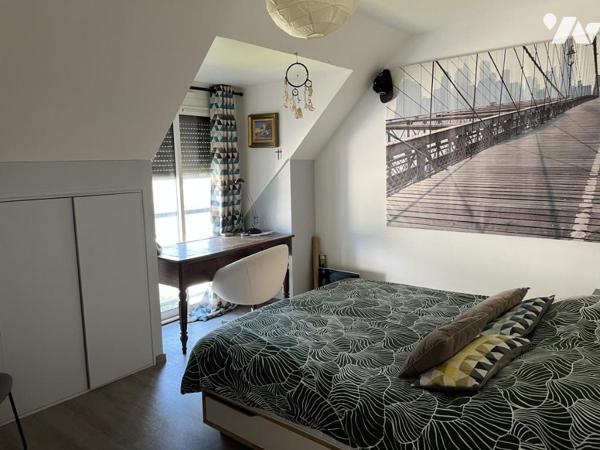 TREILLIERES, proche du centre. Maison de 8 pièces sur 2 niveaux avec 2 garages sur 702 m². Libre 