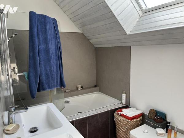 TREILLIERES, proche du centre. Maison de 8 pièces sur 2 niveaux avec 2 garages sur 702 m². Libre 