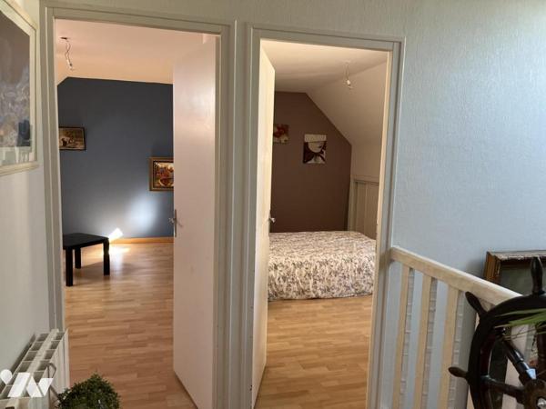 TREILLIERES, proche du centre. Maison de 8 pièces sur 2 niveaux avec 2 garages sur 702 m². Libre 