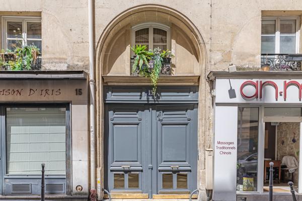 Place des Victoires – Élégant 68 m² – Traversant – 2 chambres possibles – Parking à proximité