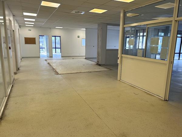 Baie-Mahault (97122) Très bel espace au centre de jarry prestations de qualité.