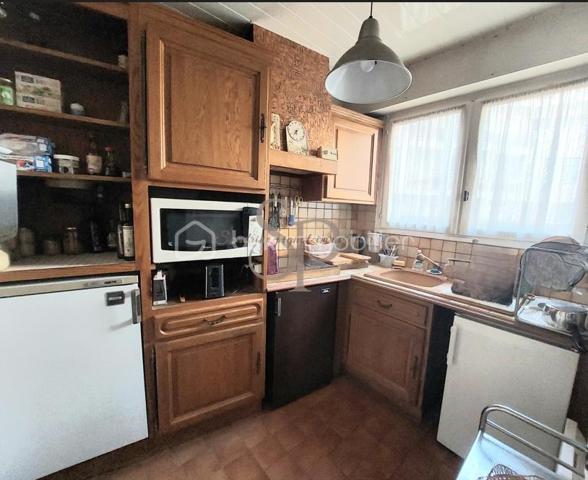 Idéalement situé à seulement 15 km de Paris, cet appartement T2 d’environ 47 m² à rénover offre un cadre de vie paisible et verdoyant au cœur de Vaujours, à proximité des commodités, des transports en commun (bus ligne 643), ainsi que des établissements scolaires (collège et lycée).

Niché dans une résidence arborée, calme et sécurisée, je vous propose cet appartement à rénover au 1er étage d’un immeuble de trois étages. 

Il se compose d’une entrée avec placards, d’une cuisine aménagée, d’un séjour lumineux, d’une chambre avec rangements, ainsi que d’une salle d’eau avec WC (rénovée il y a environ 2 ans).

La résidence bénéficie de nombreux atouts : un gardien pour assurer sécurité et sérénité, un interphone et un digicode pour un accès contrôlé. 

Les résidents profitent également d’infrastructures de loisirs telles qu’un terrain de tennis accessible sur abonnement, un terrain de pétanque et une table de ping-pong.

Enfin, un parking privatif ainsi qu’une cave en sous-sol complètent ce bien.

N’hésitez pas à me contacter pour plus d’informations ou pour organiser une visite !
