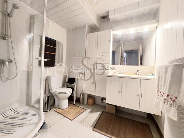 Idéalement situé à seulement 15 km de Paris, cet appartement T2 d’environ 47 m² à rénover offre un cadre de vie paisible et verdoyant au cœur de Vaujours, à proximité des commodités, des transports en commun (bus ligne 643), ainsi que des établissements scolaires (collège et lycée).

Niché dans une résidence arborée, calme et sécurisée, je vous propose cet appartement à rénover au 1er étage d’un immeuble de trois étages. 

Il se compose d’une entrée avec placards, d’une cuisine aménagée, d’un séjour lumineux, d’une chambre avec rangements, ainsi que d’une salle d’eau avec WC (rénovée il y a environ 2 ans).

La résidence bénéficie de nombreux atouts : un gardien pour assurer sécurité et sérénité, un interphone et un digicode pour un accès contrôlé. 

Les résidents profitent également d’infrastructures de loisirs telles qu’un terrain de tennis accessible sur abonnement, un terrain de pétanque et une table de ping-pong.

Enfin, un parking privatif ainsi qu’une cave en sous-sol complètent ce bien.

N’hésitez pas à me contacter pour plus d’informations ou pour organiser une visite !