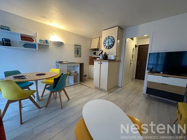 QUIBERON - Studio renove en centre-ville avec balcon et place de stationnement