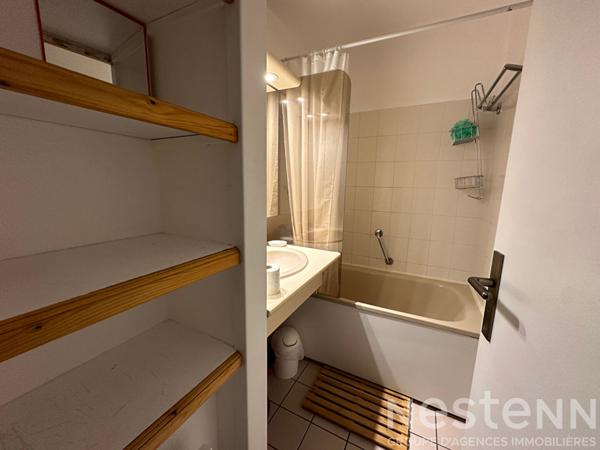 QUIBERON - Studio renove en centre-ville avec balcon et place de stationnement