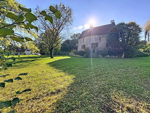 Château féodal du Xe siècle avec parc et rivière