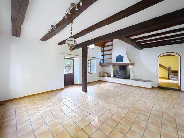 Château féodal du Xe siècle avec parc et rivière